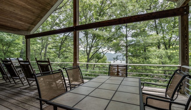 Tater Knob Treehouse - Amazing Lake Views!