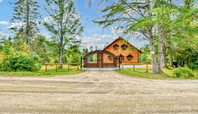 The Escapade - Private hot tub with pool table 6BR