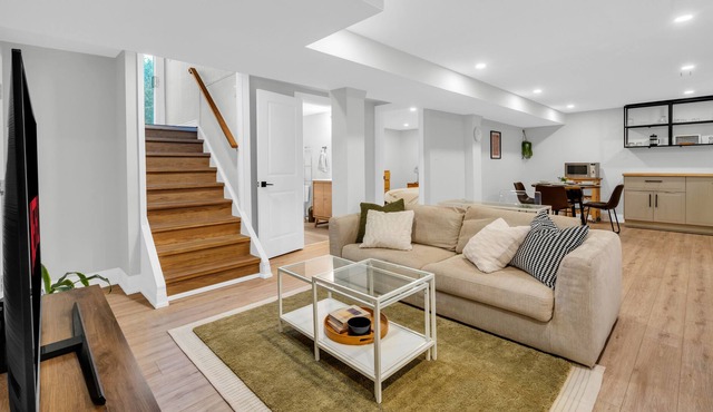 The Ancaster Suite - Chic & Earthy 2 Bdrm Suite