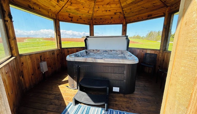 The Blue Buoy- Hot tub, King bed, Centrally located, stunning views.