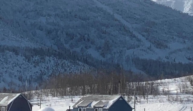 The blue house at the foot of the mountains