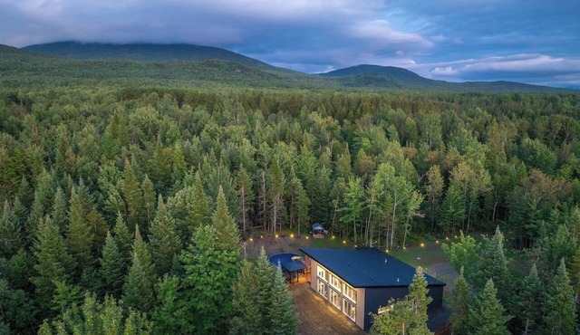 The Bright Star |Hot Tub| Pool Table | Pool |River