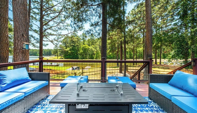 The Bungalow at Pebble Beach Canal Views with Hot Tub