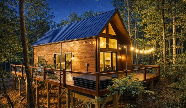 The Cooper Cabin | 37 Acres | Hot Tub | 2 Kings | Pickleball | Mountain Views | <30 minutes to Helen | Book Multiple Cabins for Larger Groups