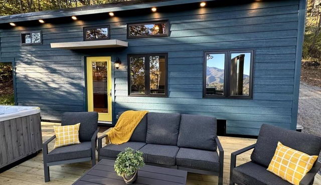 The Deer Haven Tiny Home Near Asheville & Waynesville w/Hot Tub & Mtn Views