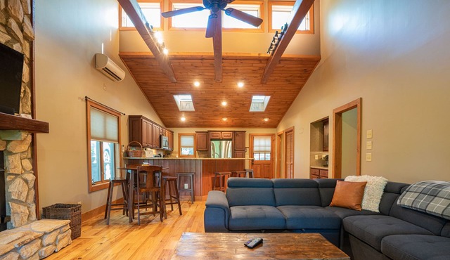 The Elk Chalet: King Bed Suite, Hot Tub w/S'mores Bar & Putt-Putt!⛳️