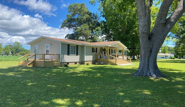 The Farmhouse. Quiet, modern. Family Friendly. Short drive to the beach!
