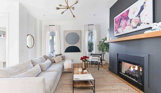 The Hadley House - Cozy Porch + Fenced in Backyard