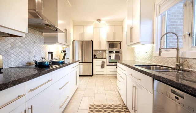 The LUX House with Yoga Room [4 bedrooms + 2 bath]