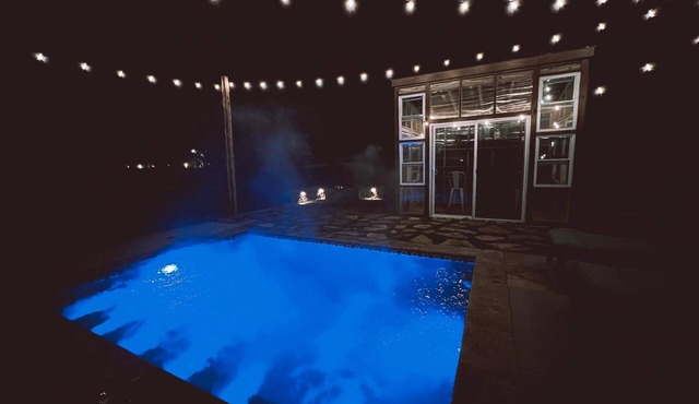 {The Luxe} Heated Pool-Elegant Uptown