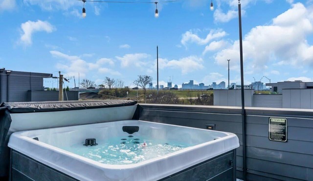 The Modern Honkey: Rooftop Hot Tub | Sleeps 12!
