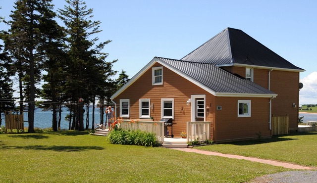 The Olde House in Little Pond is a 3.5 star Oceanfront property