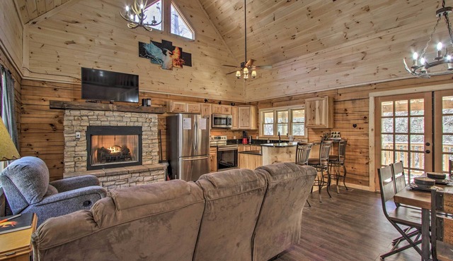 'The Phoenix' Gatlinburg Cabin w/Hot Tub!