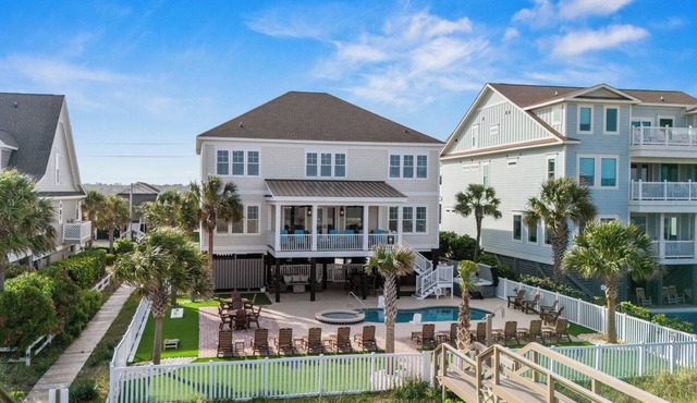The Pressian: Oceanfront, Pool & Hot Tub