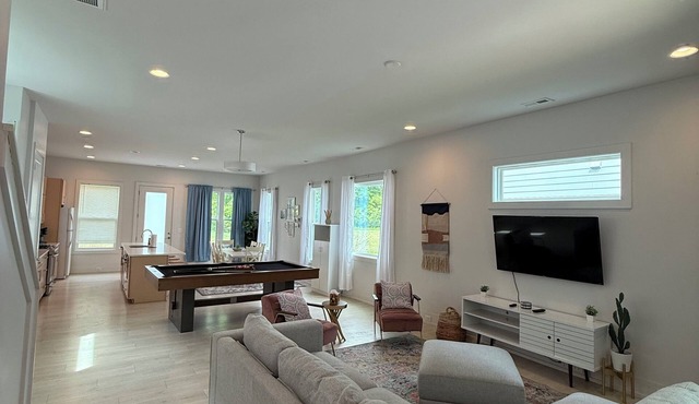 The Quiet Haven - Pool Table + Backyard - 7 Min to Uptown