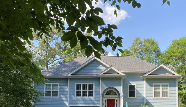 The Summer Shade Inn - Lake Gaston Paddle Boards, Kayaks Included