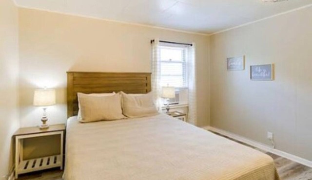 The Thorpe House, 3 bedroom house in serene Gary with cool breezes and comfort