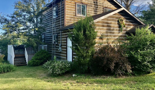 This cottage is located on the Outaouais River, in a beautiful national park.