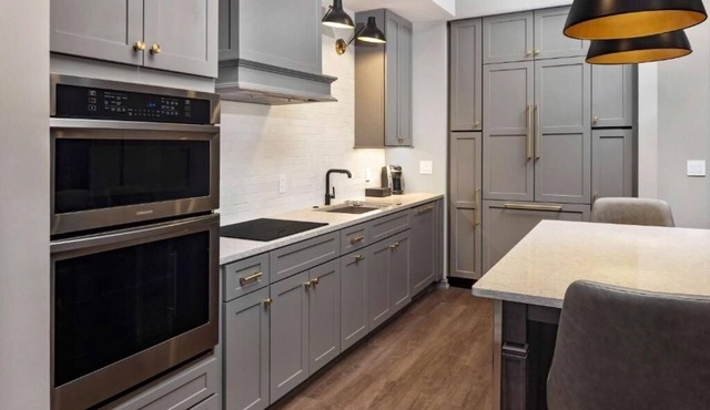 Three Downtown Suite w/Kitchen & Balcony l Close to King St & Market