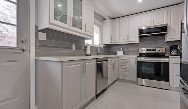 Top Flr 3BR Month-Long Stays Vibrant Location!