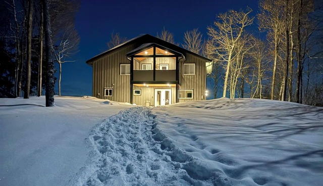 Top of a Mountain Chalet * Amazing views * Hiking * Spa