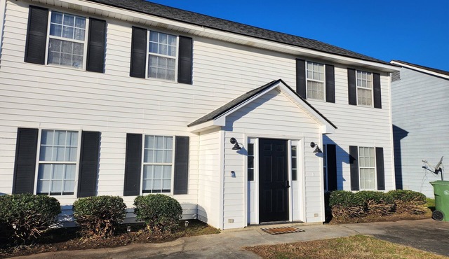 Townhouse in Florence SC closed to MUSC medical center.