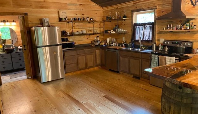 Trailwalker, A Tranquil One Bedroom Nature Retreat, 10 min to town. Pet Friendly