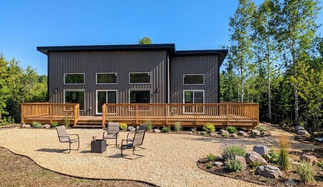 Tranquil 3-bedroom lake front cottage with AC/central heat in Mill Creek beaches
