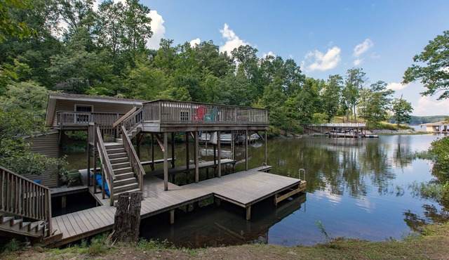 Tranquility Cove Lakefront Private Dock Sleeps 14 *PARTIAL WEEKS AVAILABLE*