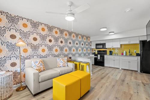 TreeHouse Lodge Walk to Beach Pet-Friendly 304