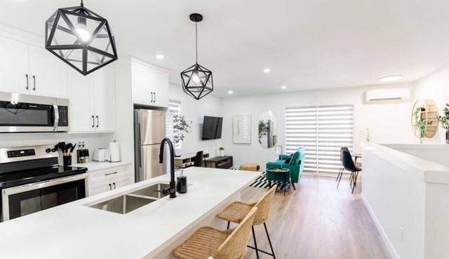 *Trendy Home | Free Parking | 7 min to Downtown*
