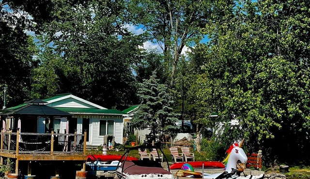 Trendy Trent River Retreat Lake House @Trent River
