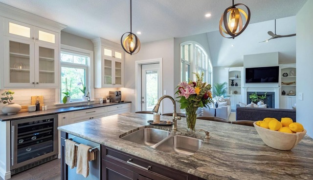 Ultra Elite Grand Bend cottage, pool and 5 min walk to private beach.