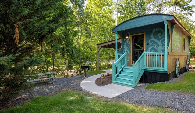 Unique Gypsy Jade at Four Fillies Lodge-w/Hot Tub