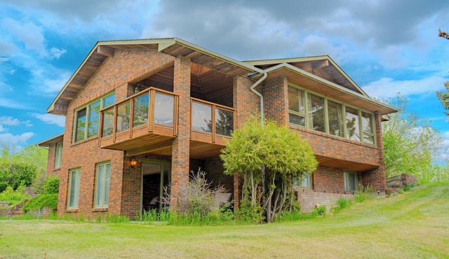 Unwind & Enjoy in Luxury Calgary home in 13 Acres. Newly Renovated!