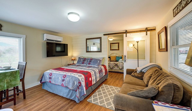 Unwind w/a Shared Hot Tub: Cozy Whittier Getaway