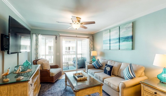 Updated condo by the beach with balcony & pool - walk to IOP dining & shops