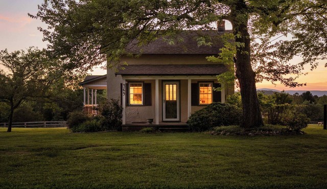 Valley View Farmhouse · Hot Tub, Fenced Pasture