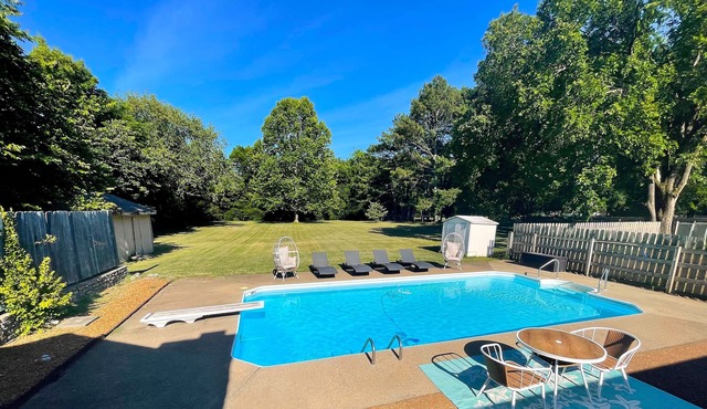 Valley View Rancher in Nashville with Private Pool