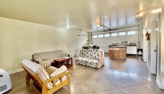 Views of Mara lake and Walking Distance to Beaches. Possibility of Boat Slip