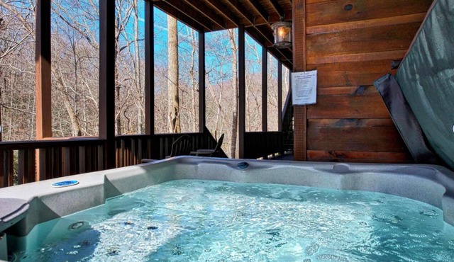 Vintage Luxury Mountain Cabin, Creekside, King Bed, Spa, Fire Pit, Game Room, DogsOk