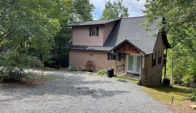 Violet Cabin - Beautiful Mountain View, Rustic Charm w/Jacuzzi & Wood Fireplace