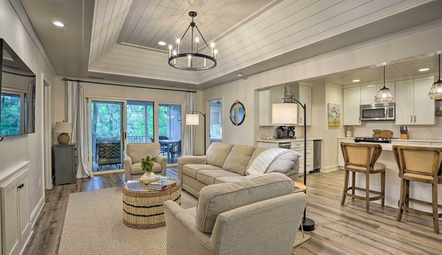 Walk to Beach! Remodeled Cottage on Sparrow Pond