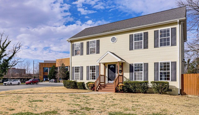 Walk to Dtwn & Campus! Spacious Hampton Home
