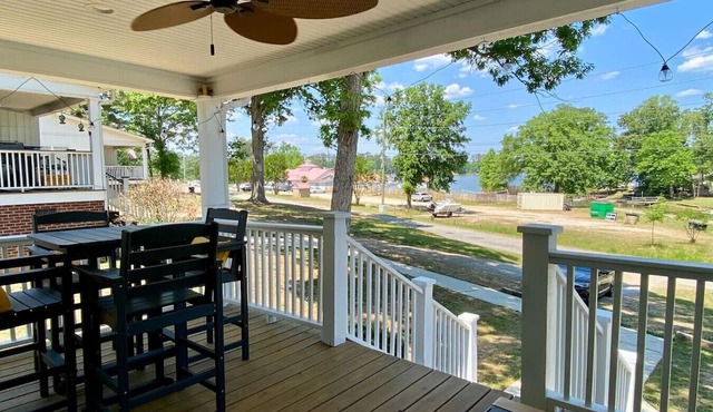 Walk to Marina & Dining | Lake Stay – Lake It Easy