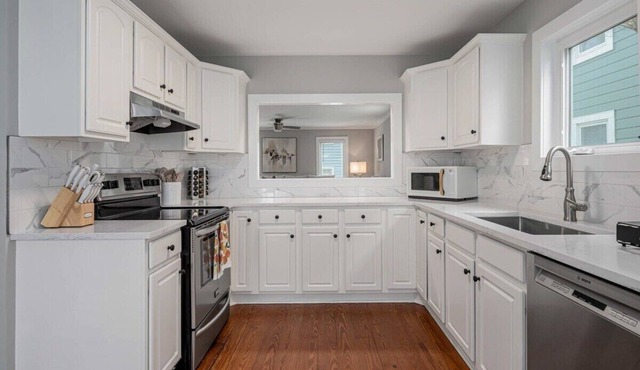 Walkable Downtown Charleston Home with Courtyard