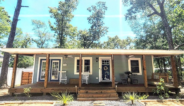 Walking Distance to the Beach 2 Bed 1 Bath Beach Cottage on beautiful Oak Island