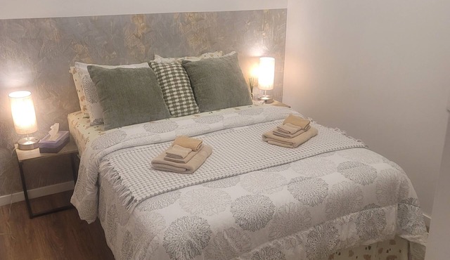 Warm cozy 1 bedroom apartment close to Hwy, wifi, netflix, prime, free parking