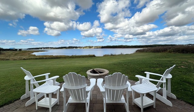 Water Front Cottage On The Sou'West River, Close To Amazing Beaches and Golfing
