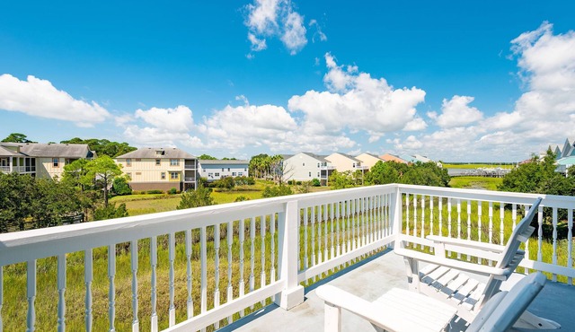 Water's Edge 83 - Comfy Cool - Pool - River Views - Close to Everything - Beautifully Updated
